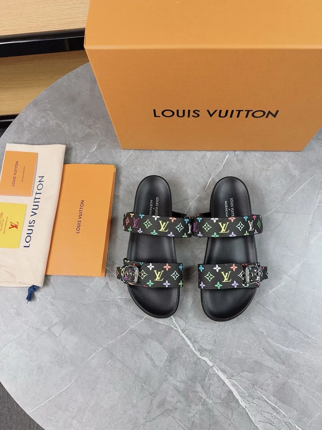 👟👟Ex-factory price 400👟👟 New slippers for spring and summer🌟The belt buckle is adjustable and elastic, full of beach style, original molded LV metal logo decoration, fashionable and beautiful, super versatile🤳🏻upper cowhide/customized imported jacquard fabric/original old-fashioned leather material, water-dyed sheepskin lining (water platform + wear-resistant velvet + rubber sole) three-layer combination outsole 🔶Size: Female 35-43 Male: 38-46